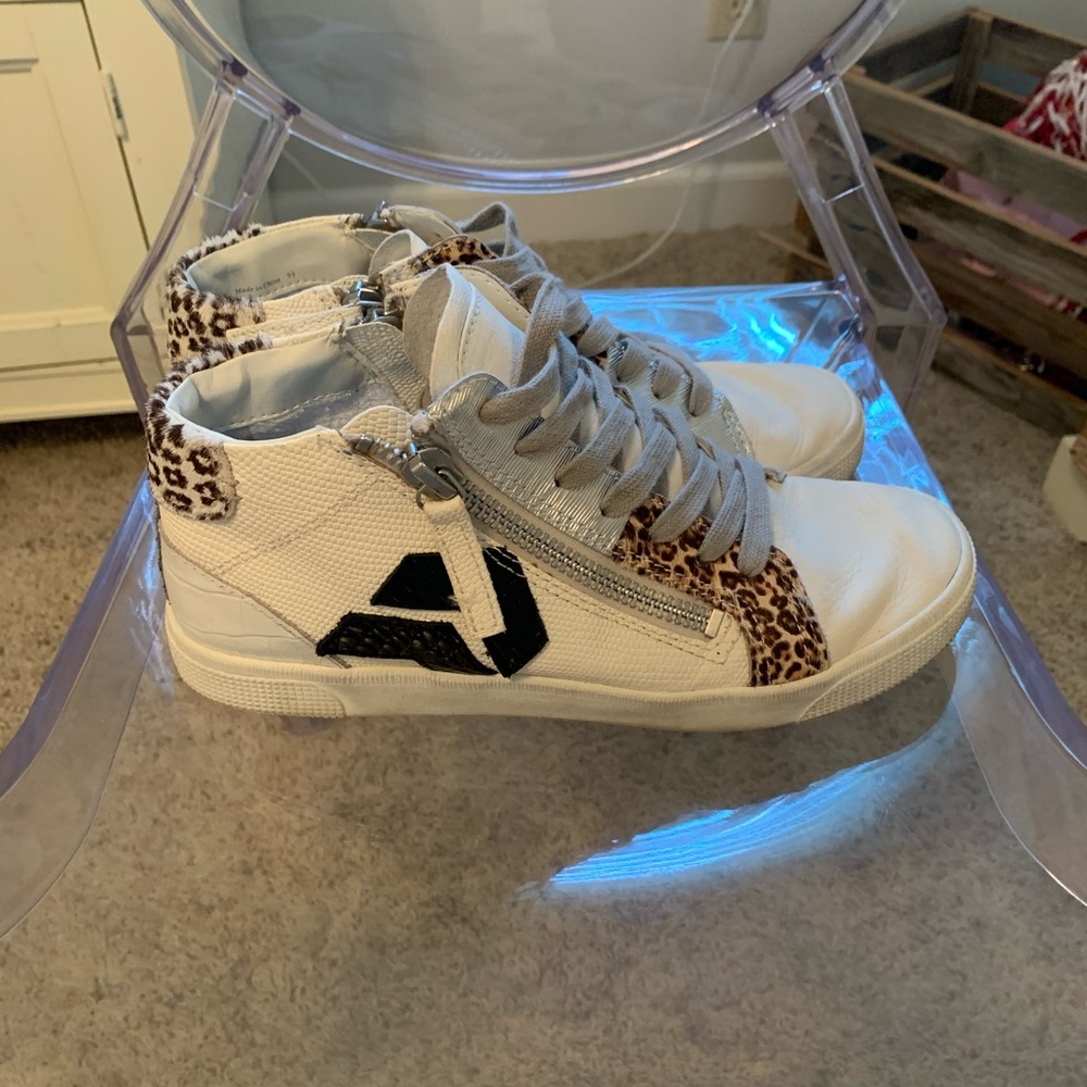 Mid top sneakers